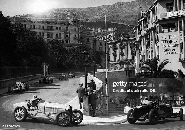 Car racing: difficult curve before the Casino of Monte Carlo, the race Grand Prix de Monaco, left: Rigatti, right: Alfa Romeo - Published by:...