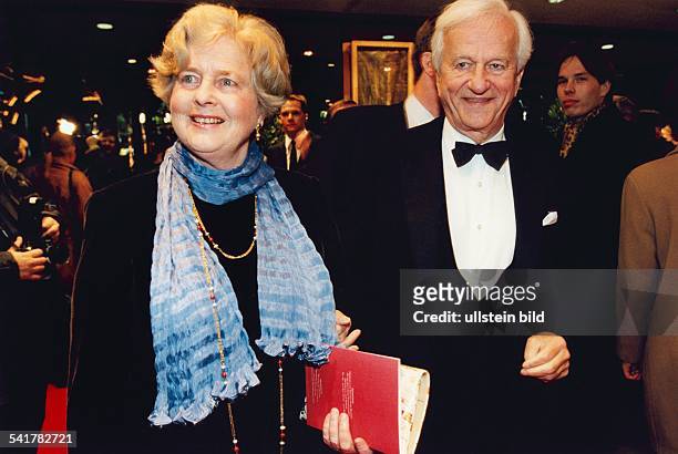 Weizsaecker, Richard von *-Politiker, DBuergermeister von Berlin 1981-1984Bundespraesident 1984-1994- mit seiner Frau Marianne auf derAIDS-Gala in...