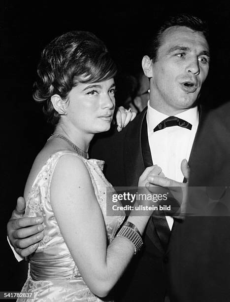 Scholz, Gustav 'Bubi' *-+Boxer, D- tanzt mit erster Ehefrau Helga auf demFilmball im "Palais am Funkturm" in Berlin- Juni 1962