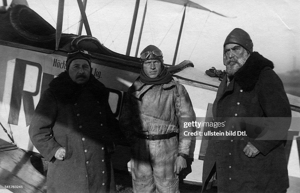 Miller, Oskar von - Building engineer, Germany*07.05.1855-09.04.1934 +- stands with Prime Minister von Kahr (left) and pilot Adolf Doldi (meters) in front of a plane - 1921Vintage property of ullstein bild