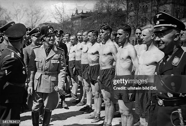 Ricci, Renato - Politician, Italy*1896-1956+Ricci on a visit to Germany: marching past members of the Leibstandarte SS Adolf Hitler in Berlin, to the...