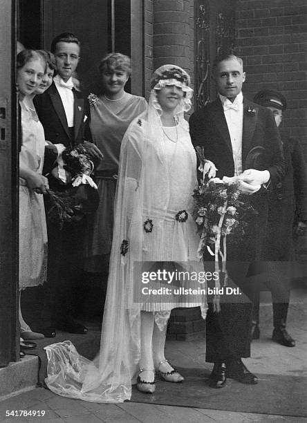 Murray, Erna - Swimmer, GermanyMarriage: with her husband Ed. Hechtbauer, among the guests: the swimmer Erich Rademacher - Photographer: William...