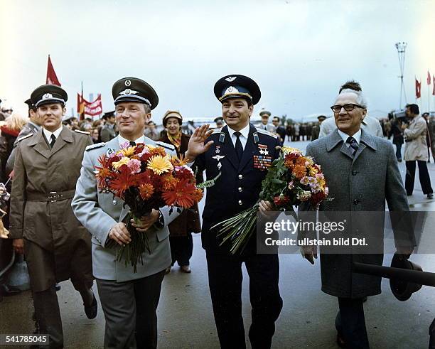 1937Kosmonaut DDRJähn und Kosmonaut WaleriBykowski werden zweieinhalbWochen nach ihrer Rückkehr aus demWeltraum von Erich Honecker auf demFlughafen...