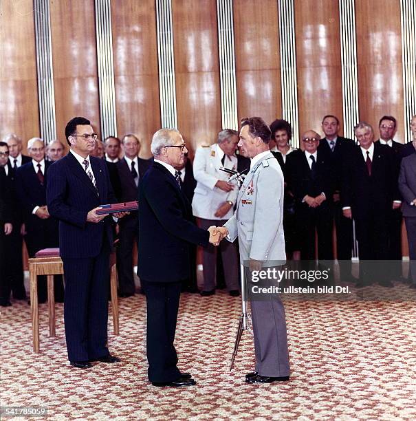 Soviet Union Spaceflight Siegmund Jaehn * Cosmonaut, GDR Jaehn being awarded by GDR Head of State Erich Honecker after his return from a spaceflight -