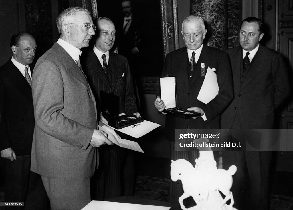 Schacht, Hjalmar - Financier, Politician, NSDAP, Germany*22.01.1877-03.06.1970+Congress of the International Chamber of Commerce in Berlin, the President of the Reichsbank decorating the present and former presidents of the ICC, Thomas I. Watson and 