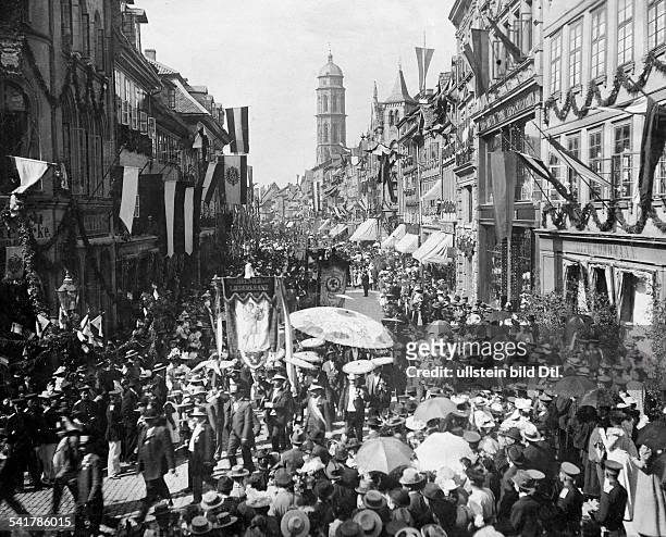 German Empire Kingdom Prussia - Hannover Provinz - Goettingen: Singing festival: Procession through the Old Town - Published by: 'Berliner...
