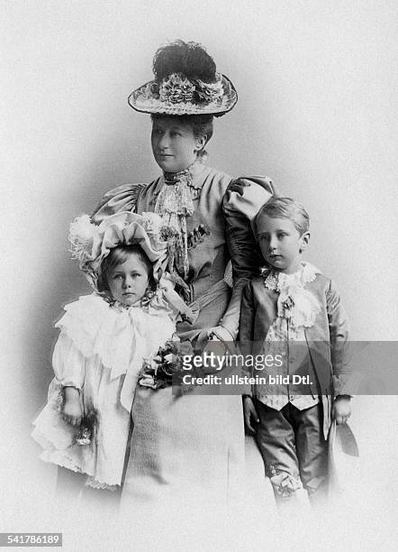 Auguste Viktoria - German Empress, Queen of Prussia*22.10.1858-+- together with her children Prince Joachim Franz and Princess Viktoria Luise -...
