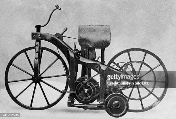 Daimler and Maybach: the first motorbike in the world from 1885 - undatedVintage property of ullstein bild
