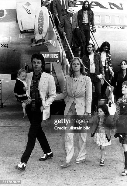 Tempelhof Airport Arrival / departure of VIP's Germany / Berlin / Tempelhof : Paul McCartney *- Musician, Great Britain - Paul McCartney arriving at...