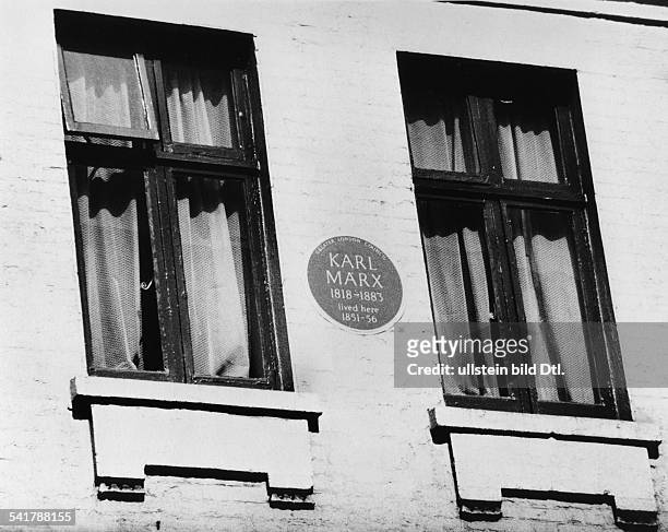 Karl Marx *05.05.1818-14.03.1883+Philosoph, Revolutionär, D- zwei Fenster der Wohnung von Marx inLondon, Dean Street 28 mit Gedenkstein.Er lebte dort...