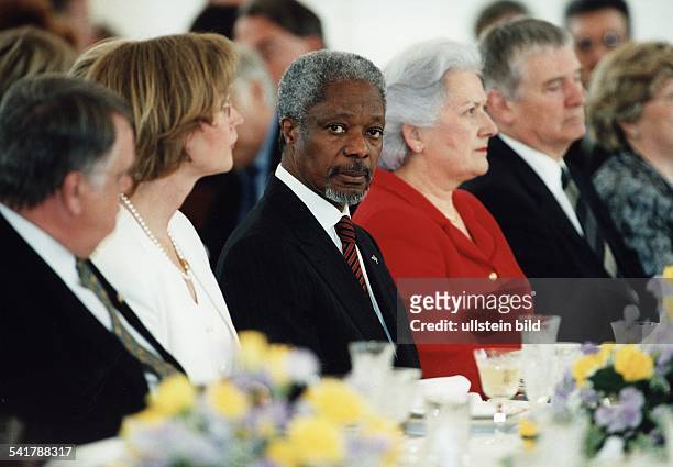 1938Politiker, Diplomat; Ghana- UNO-Generalsekretär- sitzt bei einem Essen neben der Ehefraudes Bundespräsidenten , ChristianeHerzog- 1999