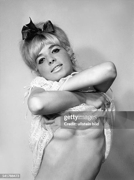 Schauspielerin, D- zieht sich das Oberteil aus- 1966