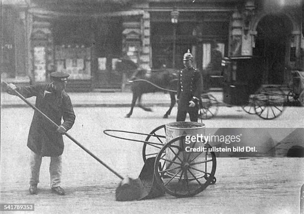 German Empire Kingdom Prussia - Brandenburg Provinz - Berlin: street cleaning: road sweeper sweeping up dirt, using a so-called Lutocar - 1903Vintage...