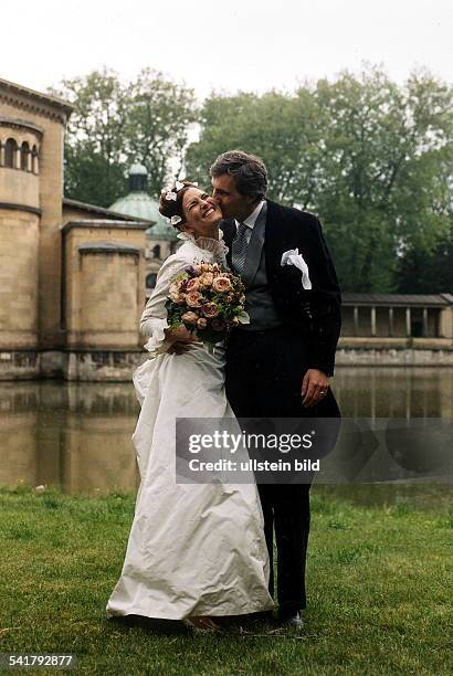 Journalistin, Fernsehproduzentin, Dnach der Trauung mit Ferdinand Erzherzogvon Habsburg-Lothringen vor der PotsdamerFriedenskirche im Park von...