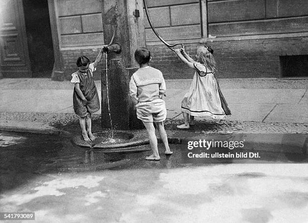 Germany, heat in Berlin, children barefoot at a water pump - Published by: 'Praktische Berlinerin' 47/1911Vintage property of ullstein bild