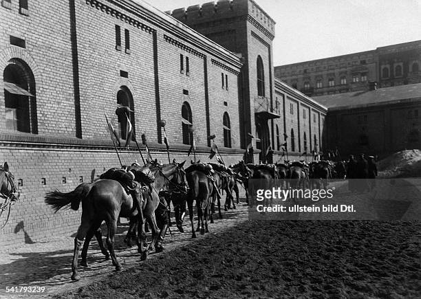 German Empire, military: 1st Garde Draggon Regiment in Berlin Kreuzberg: dragoons on horses - 1905Vintage property of ullstein bild