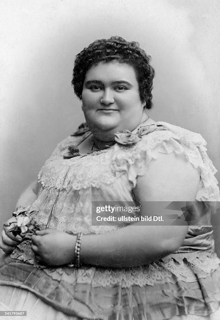 German Empire - Hamburg Freie- und Hansestadt (Hamburg Free and Hanseatic city) - Giantess with adiposity.Portrait of a very overweight and tall woman. - Photographer: Theodor Reimers- Published by: Illustrierte 52/1907Vintage property of ullstein bi