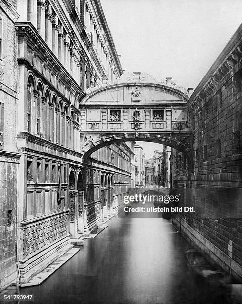 Italy - Venetien Veneto Venetia - Venedig Venezia Venice: Bridge of Sighs over Rio di Palazzo connects Doge s Palace and the old prison -...