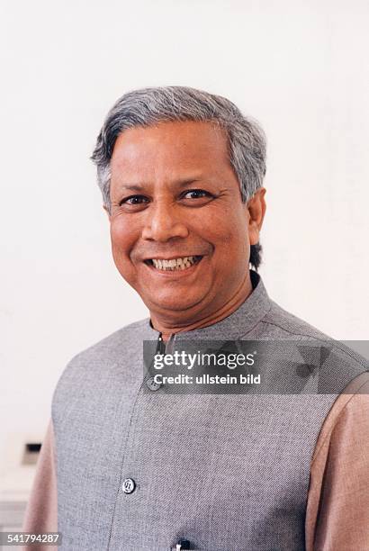 Yunus, Muhammad *-Wirtschaftswissenschaftler, BangladeschGruender der Grameen BankFriedensnobelpreis 2006- Portrait - 1999