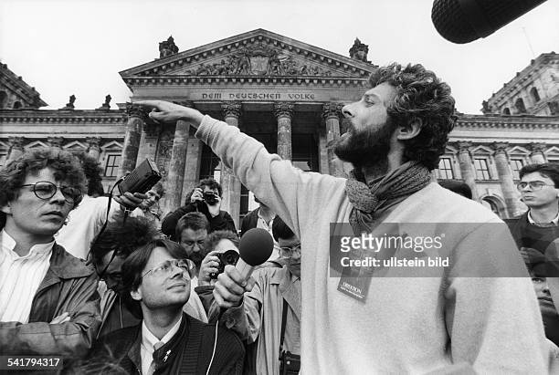 André Heller*-Künstler, Österreichgibt vor dem Reichstag in Berlin Regieanweisungen anlässlich der Aufführung seines Werks 'Feuertheater' -