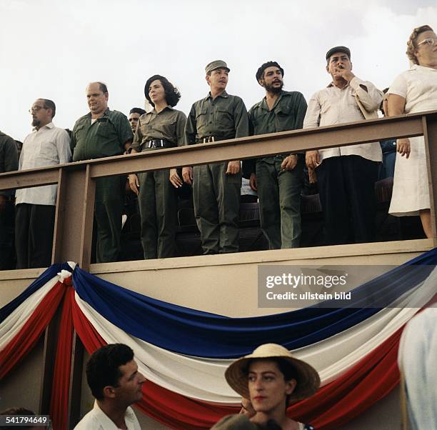 Ernesto Che Guevara *14.06..1967+Arzt, Politiker, Argentinien / Kuba als Minister auf der Ehrentribüne bei einer Veranstaltung in Santiago de Cuba...