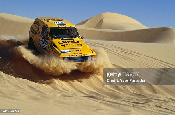 Yellow Range Rover car goes through the Niger desert during the N'Gourti - Dirkhou leg of the 12th Paris-Dakar rally. | Location: Between Dirkhou and...