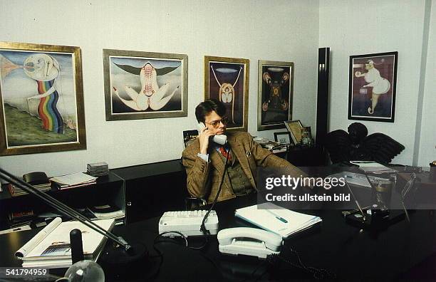 COL1954Konzertveranstalter , DDirektor des Berliner `Wintergarten'telefoniert in seinem Büro in Berlin- Januar 1995