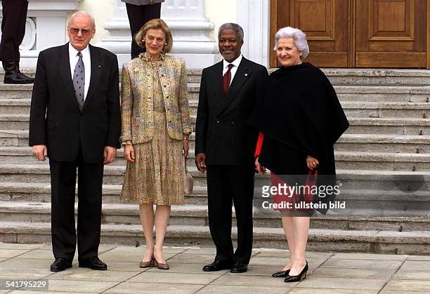 1934Politiker D CDUder Bundespräsident empfängtzusammen mit seiner Ehefrau Christiane UN-Generalsekretär Kofi Annan unddessen Ehefrau Nane vor seinem...