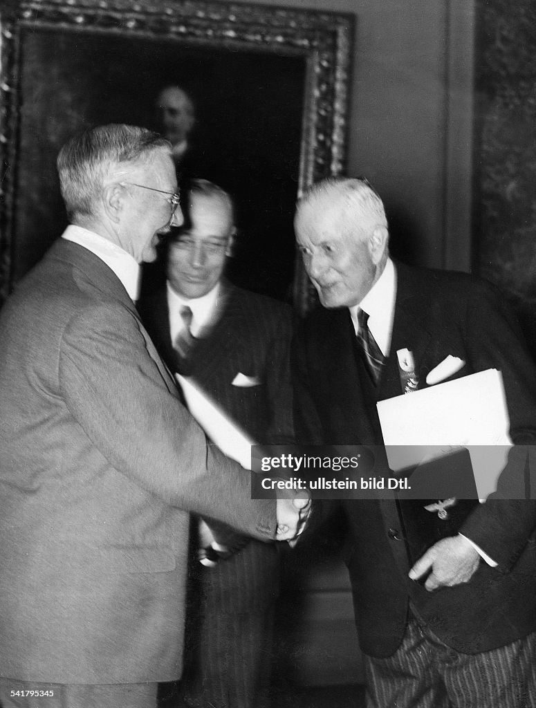 Watson, Thomas J., Businessman, USA*17.02.1874-19.06.1956+(right) receives from the Minister for Economic Affairs Minister for Economic Affairs in Nazi Germany Hjalmar Schacht of the Order of Merit of the German Eagle with star1915-1956 President of 
