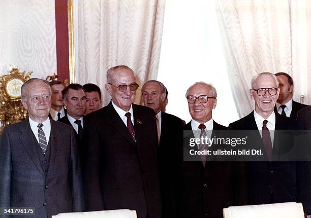 Politiker, SED; DDRErster Sekretär des ZK der SED 1971-1989 Staatsratsvorsitzender 1976-1989- mit dem Staatspräsidenten der UdSSR,Juri Andropow,...