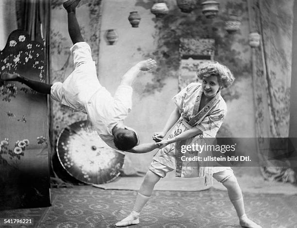Deslys, Gaby - Dancer, Singer, Actress, France*04.09.1881-+- a vaudeville performance, dancing pose of juijitsu - Photographer: Bassano- Published...