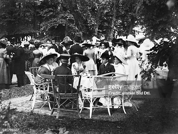 Grand Duke Nikolaus Friedrich Wilhelm of Oldenburg at a garden party in Potsdam , in the center: Princess Victoria Louise of Prussia - Photographer:...