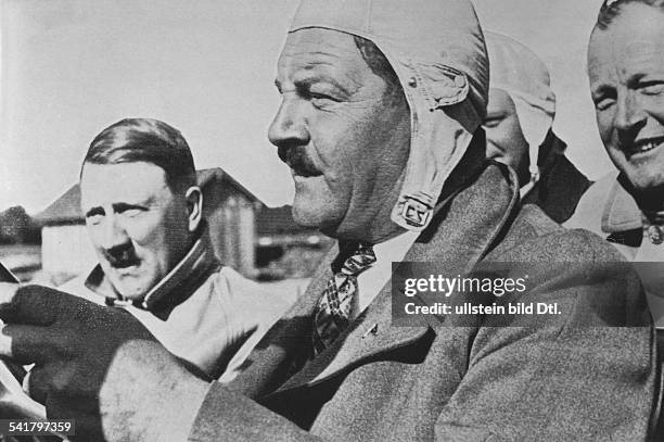 Politiker, NSDAP, D- mit Chauffeur Julius Schreck und JakobWerlin , Vorstandsmitglied vonDaimler-Benz, bei einer Autofahrt- 1932