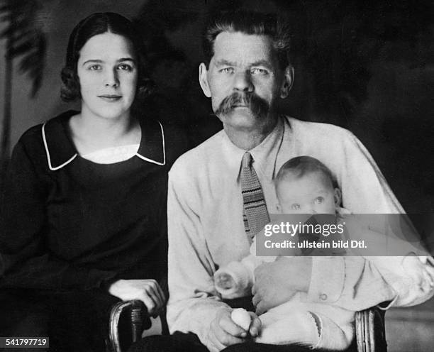 Gorki, Maxim *28.03.1868-+Schriftsteller, UdSSR- mit Schwiegertochter und Enkelkind- 1927