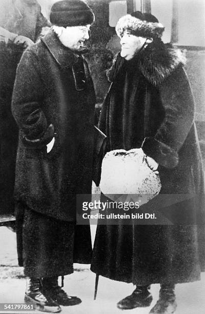 Clara Zetkin*05.07.1857-+ Politikerin, SPD / KPD, D- mit Nadeshda Konstantinowa Krupskaja, der Lebensgefährtin Lenins, imGespräch- 1932