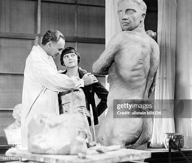 Nielsen, Asta - Actress, Denmark - *11.09.1881-+ Scene from the movie 'Unmoegliche Liebe '' with Hans Rehmann working on a sculpture in a studio...