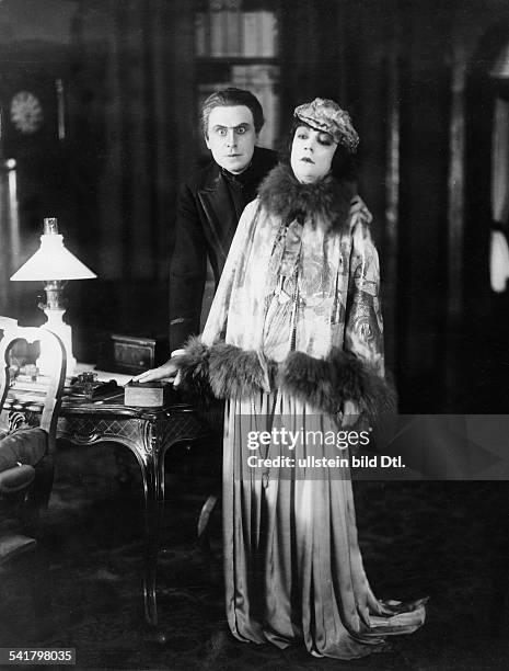 Nielsen, Asta - Actress, Denmark - *11.09.1881-+ with Josef Krahe in the play 'Rita Cavallini' by Edward Sheldon - 1925 Vintage property of ullstein...