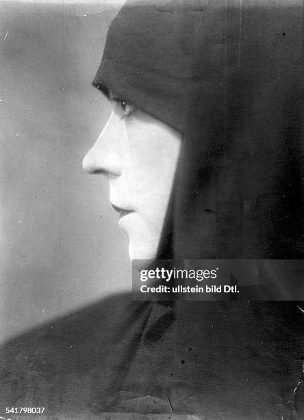 Nielsen, Asta - Actress, Denmark - *11.09.1881-+ Scene from the movie 'I.N.R.I.' as a nun Adaption of the Passion of Christ Directed by: Robert Wiene...