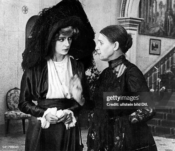 Nielsen, Asta - Actress, Denmark - *11.09.1881-+ Scene from the movie 'Die Suffragette' Nielsen with unknown actress Directed by: Urban Gad Germany...