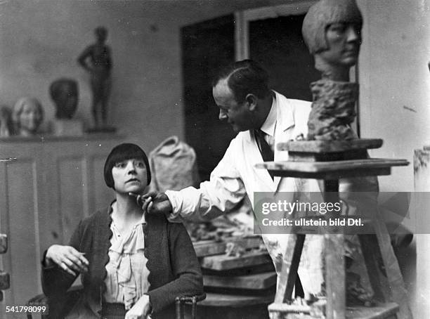 Nielsen, Asta - Actress, Denmark - *11.09.1881-+ acting as a model in the studio of the sculptor Martin Mueller - 1931 Vintage property of ullstein...