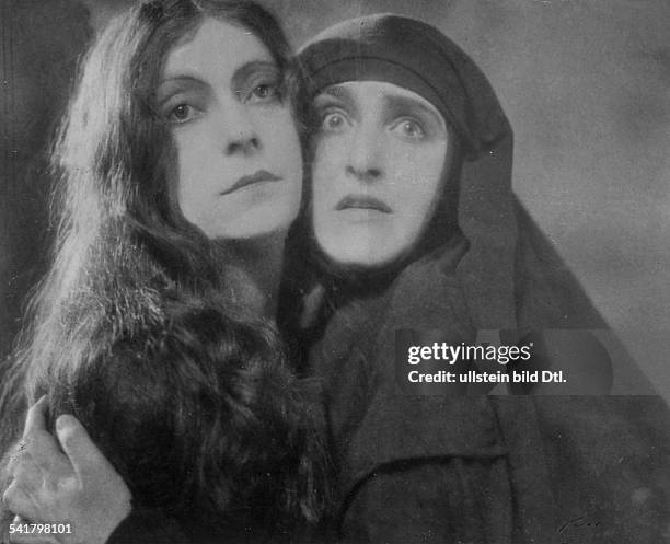 Porten, Henny - Actress, Germany - *07.01.1890-+ Scene from the movie 'I.N.R.I.' with Asta Nielsen Adaption of the Passion of Christ Directed by:...