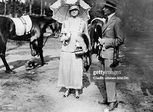 Nielsen, Asta - Actress, Denmark - *11.09.1881-+ with her husband at a horse race - 1919 Vintage property of ullstein bild