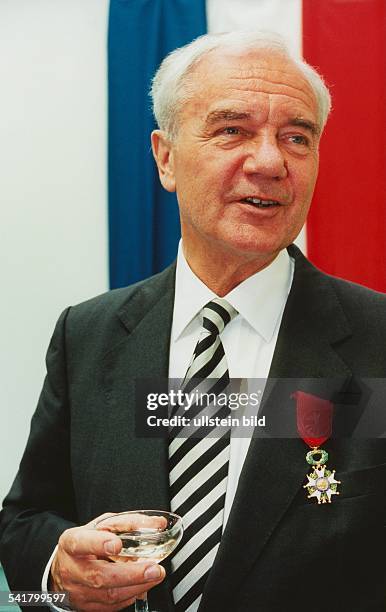 Politiker, SPD, DMinisterpräsident von BrandenburgPorträt, mit dem Kreuz eines Offiziersder französischen Ehrenlegion, hält einSektglas in der Hand