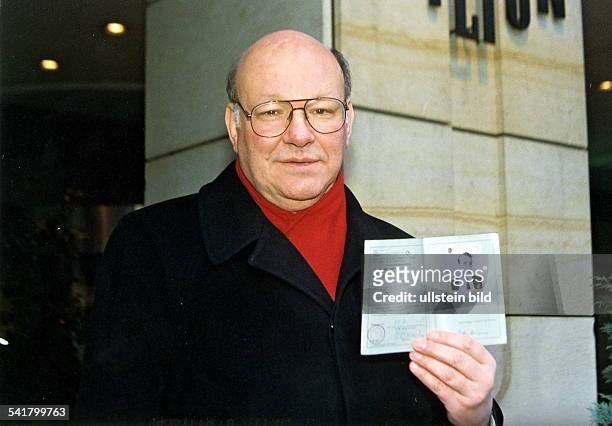 1945Politiker, SPD; D- SPD-Spitzenkandidat für das Amt desRegierenden Bürgermeisters- Porträt, hält seinen Führerschein inder Hand- 1999
