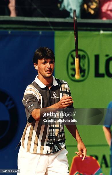 1971Tennisspieler wirft den Tennisschläger bei den BMW Openin München in die Luft- Mai 1996