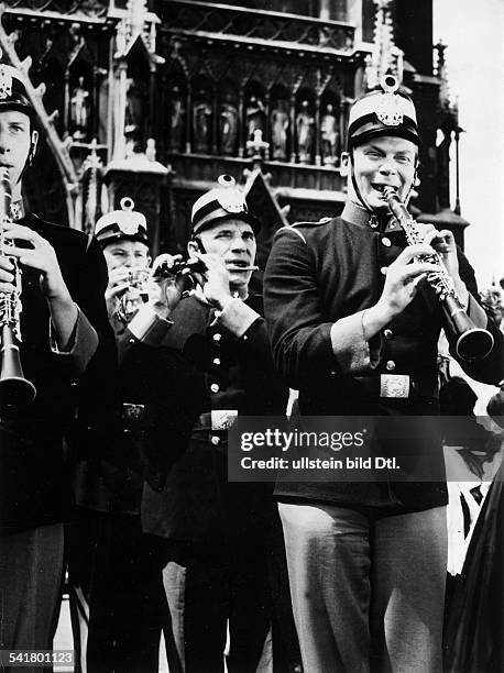 Voelz, Wolfgang - Actor, Germany - *- Scene from the movie 'Hoch klingt der Radetzkymarsch' Directed by: GÚza von Bolvßry Austria 1958 Produced by:...