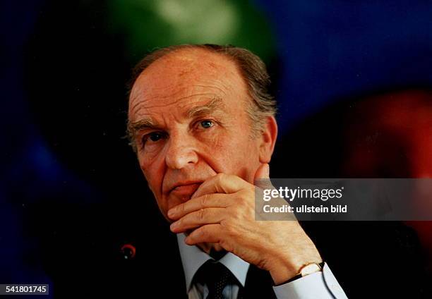 1925Politiker, Moslem, Bosnien-Herzegowina- seit 1992 Staatspräsident vonBosnien-Herzegowina.