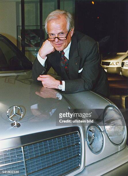 COLManager, D- Vorstandsvorsitzenderder Mercedes Benz AG- stützt seinen Kopf aufdie Motorhaube eines Mercedes.- 00.05.1995