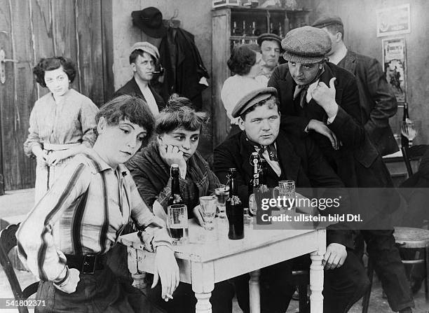 Nielsen, Asta - Actress, Denmark - *11.09.1881-+ Scene from the movie 'Suendige Liebe' Nielsen and other actors Directed by: Emil Albes Germany 1911...