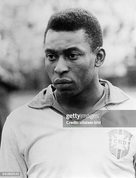 Pelé *-Fussballspieler, Brasilien Weltmeister 1958 1970'Sportler des Jahrhunderts'- Portrait, im Trikot der brasilianischen Nationalelf, mit...